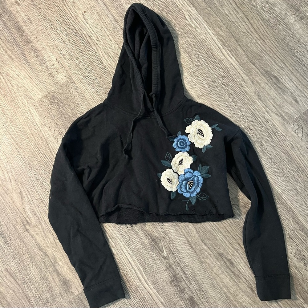 Hollister cropped hoodie with flowers